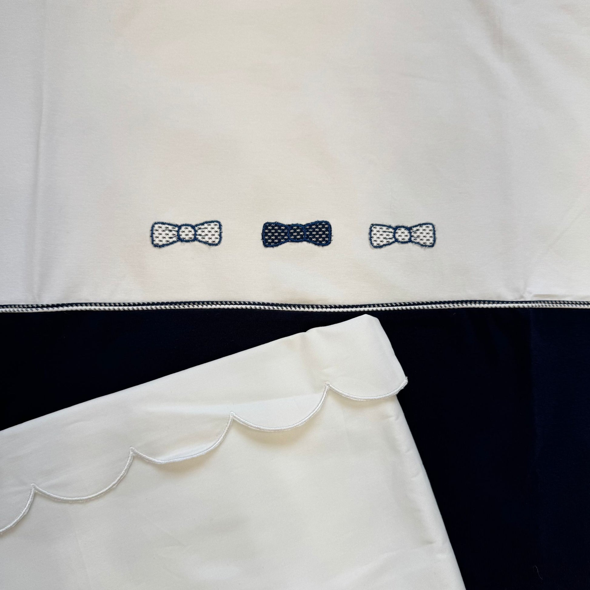 Bordo sagomato e finiture eleganti lenzuolo neonata