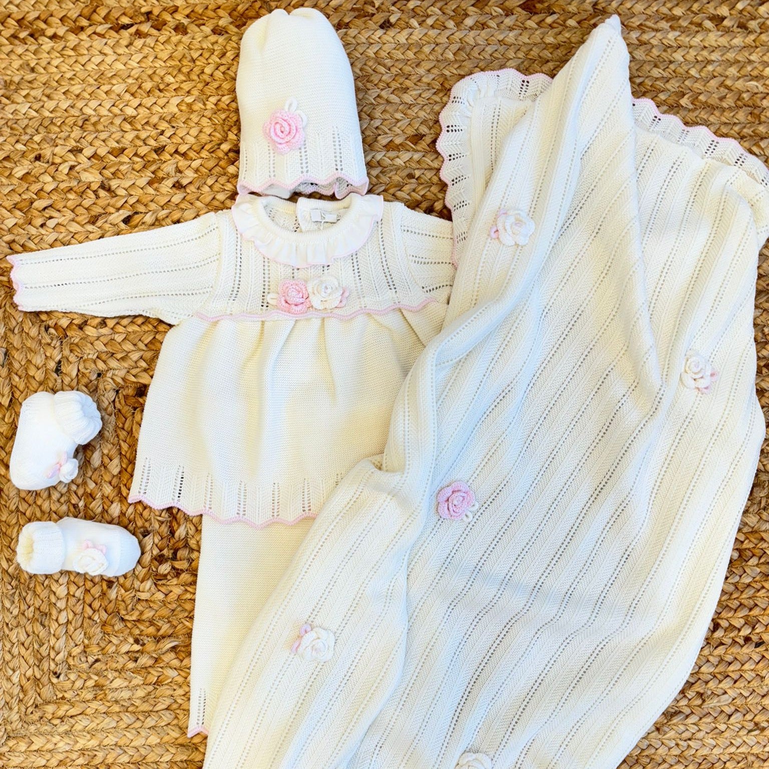 Corredino Prima Nascita,Corredino Neonata,Uscita Clinica,Corredino,Neonata,Belli e Monelli,Clinica,Coordinato,Coordinato BIANCO CON ROSELLINE IN LANA MERINOS.