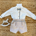 Camicia panna con papillon scozzese e pantaloncini sabbia