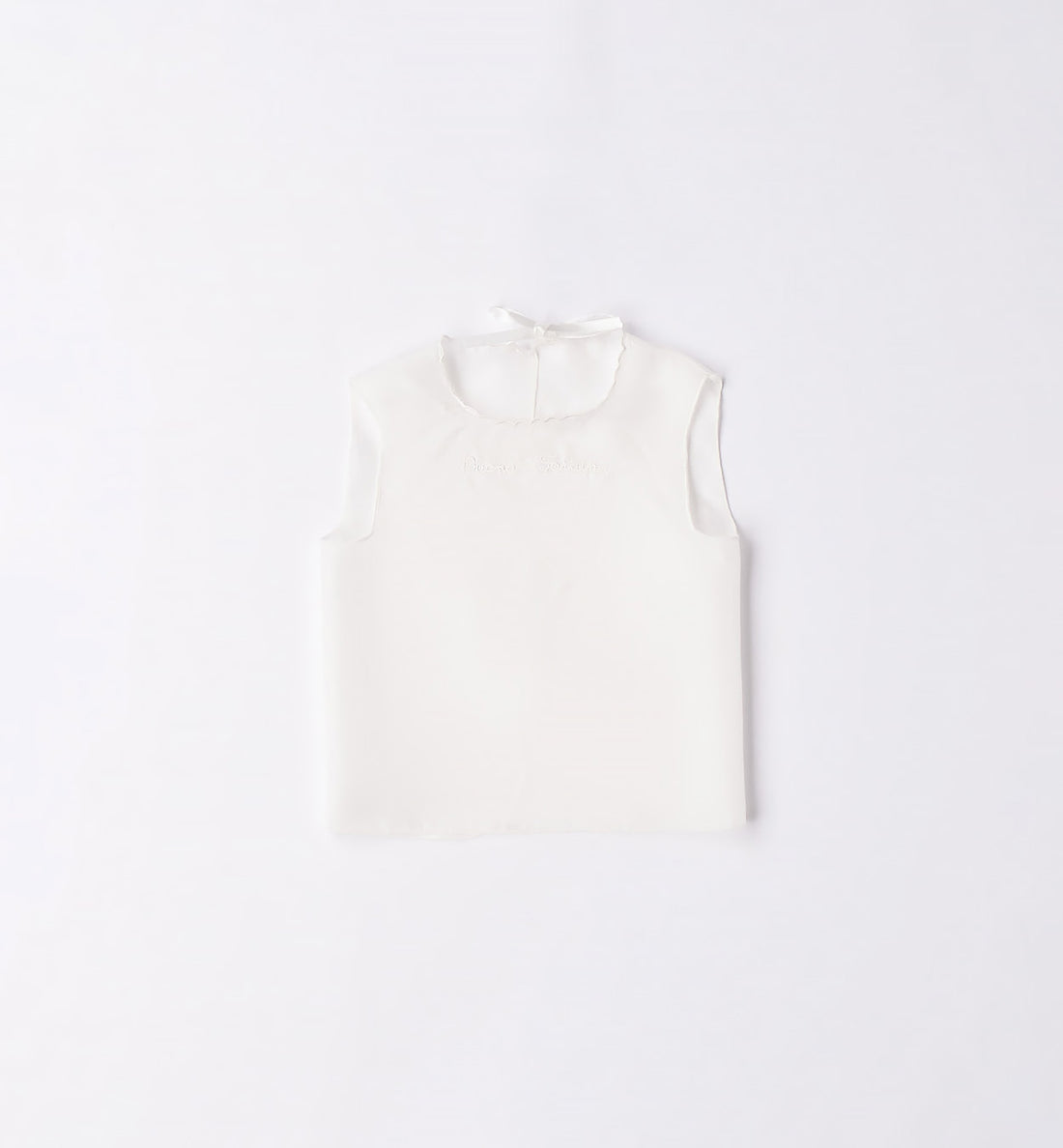 Camicina della fortuna per neonata in cotone bianco, con fiocco sul retro e cuciture delicate. Primo indumento della nascita, perfetto per il corredino e come ricordo speciale.

