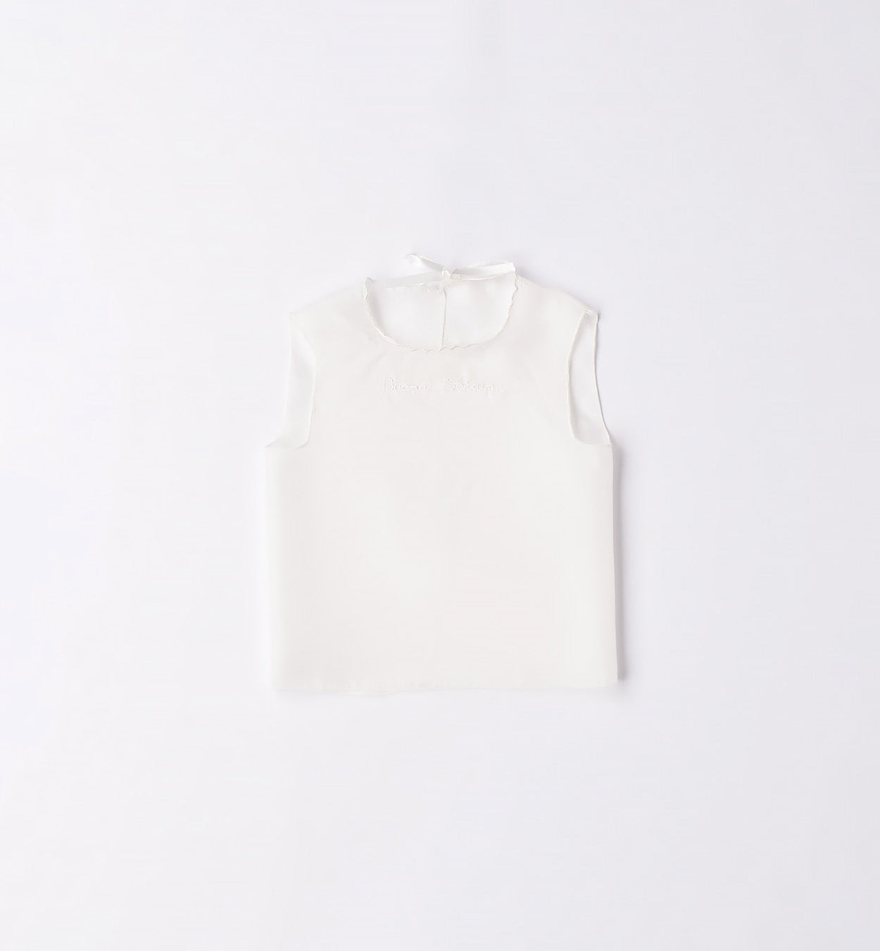 Camicina della fortuna per neonata in cotone bianco, con fiocco sul retro e cuciture delicate. Primo indumento della nascita, perfetto per il corredino e come ricordo speciale.

