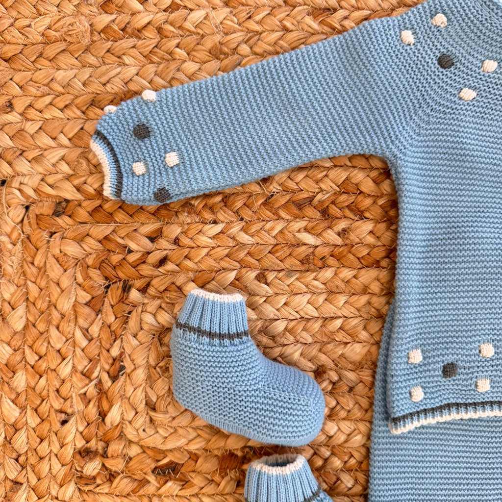 "Cappellino azzurro nuvola con bordo grigio e pompon – coordinato neonato caldo"

