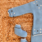"Cappellino azzurro nuvola con bordo grigio e pompon – coordinato neonato caldo"

