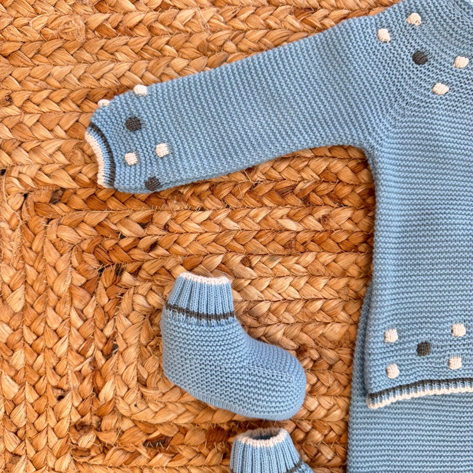 "Cappellino azzurro nuvola con bordo grigio e pompon – coordinato neonato caldo"

