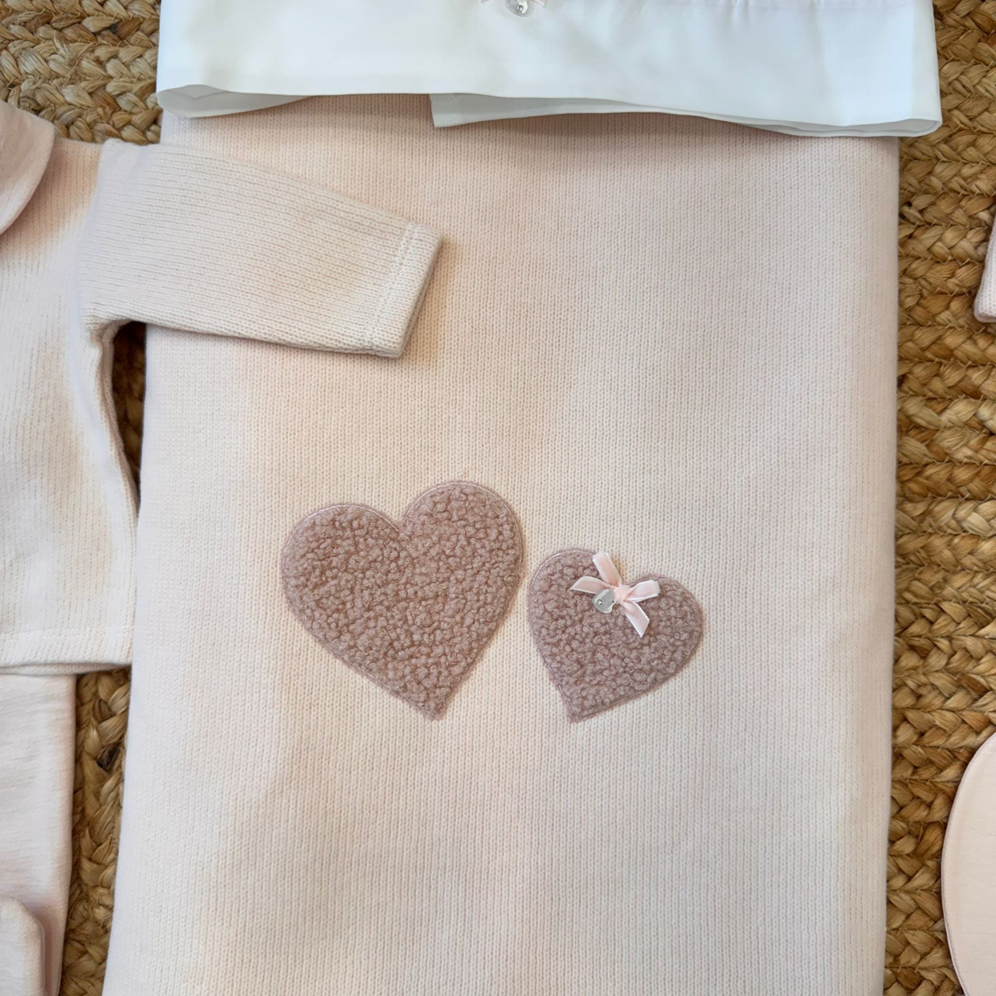 Cappellino caldo cotone con cuore teddy e fiocco.
