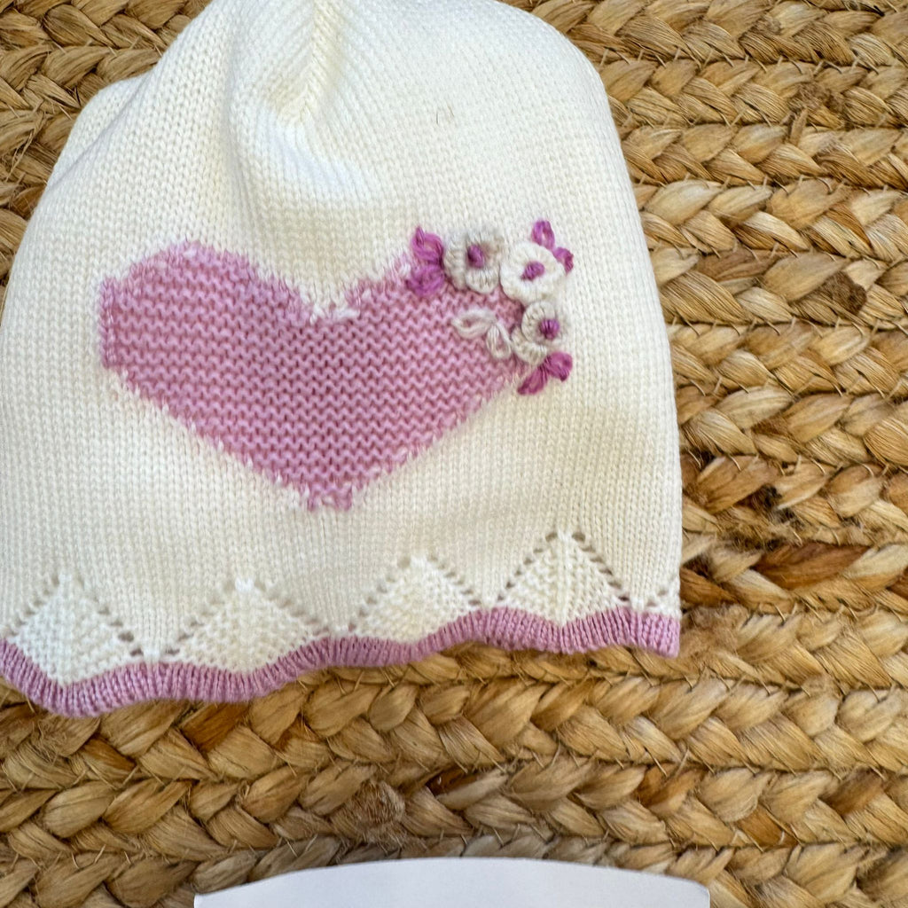 Cappellino con cuore ricamato e bordo malva