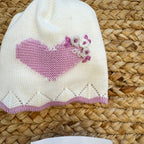 Cappellino con cuore ricamato e bordo malva