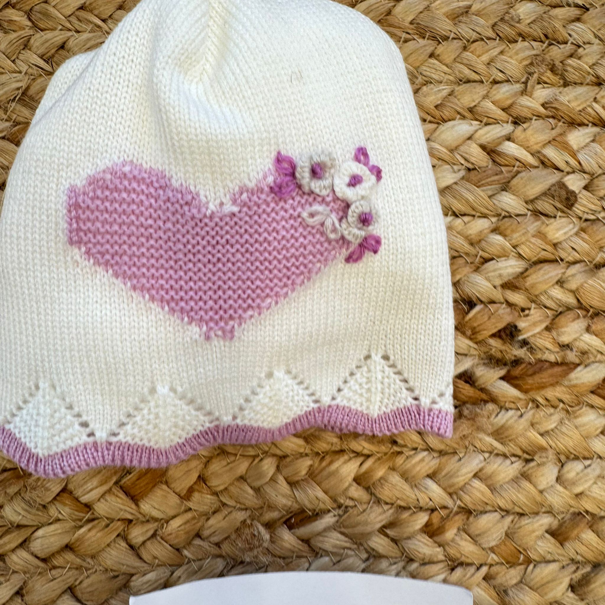Cappellino con cuore ricamato e bordo malva