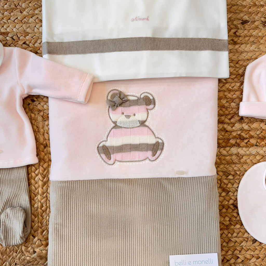 Cappellino con cuore teddy applicato e fiocchetto