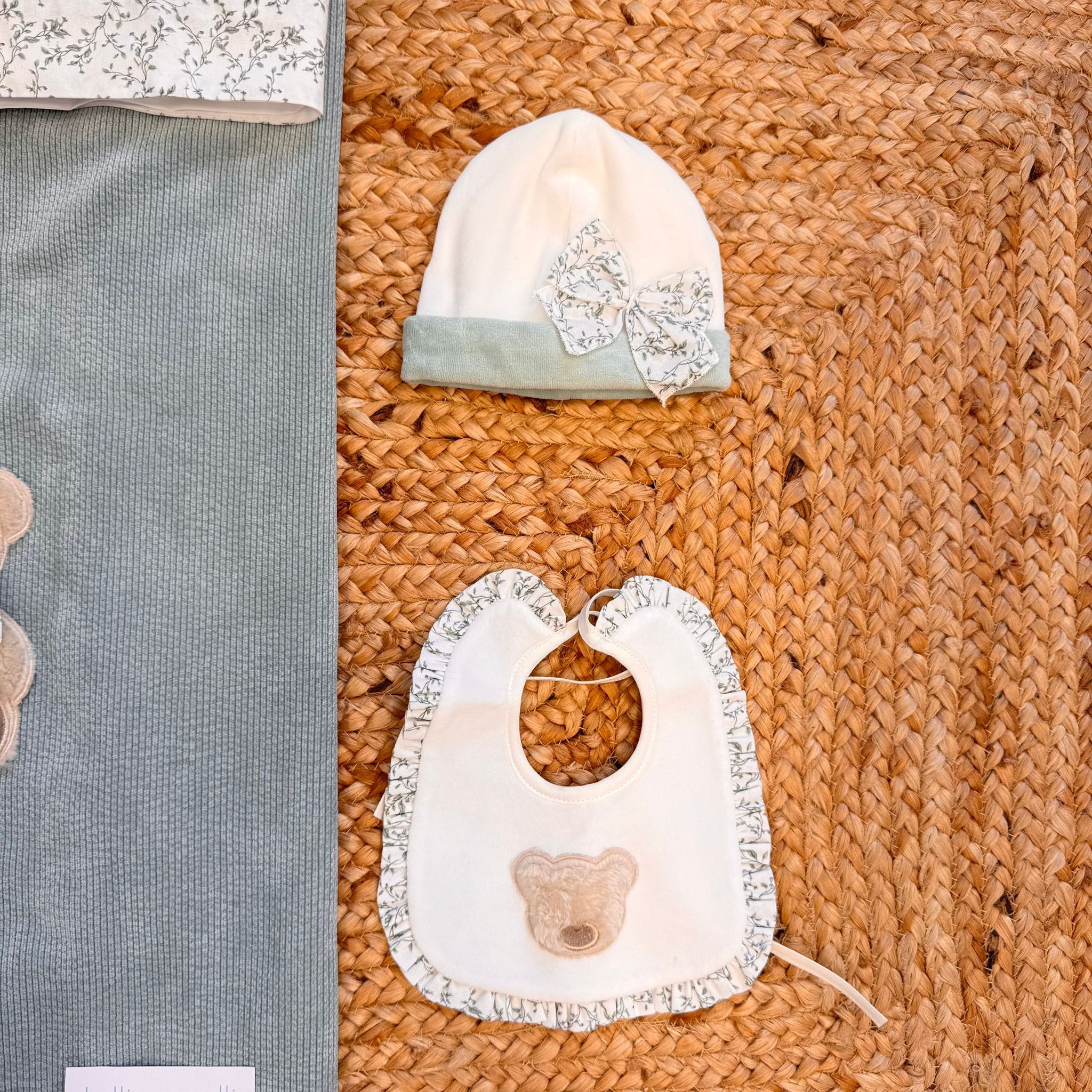 Cappellino e bavaglino con orsetto e dettagli floreali