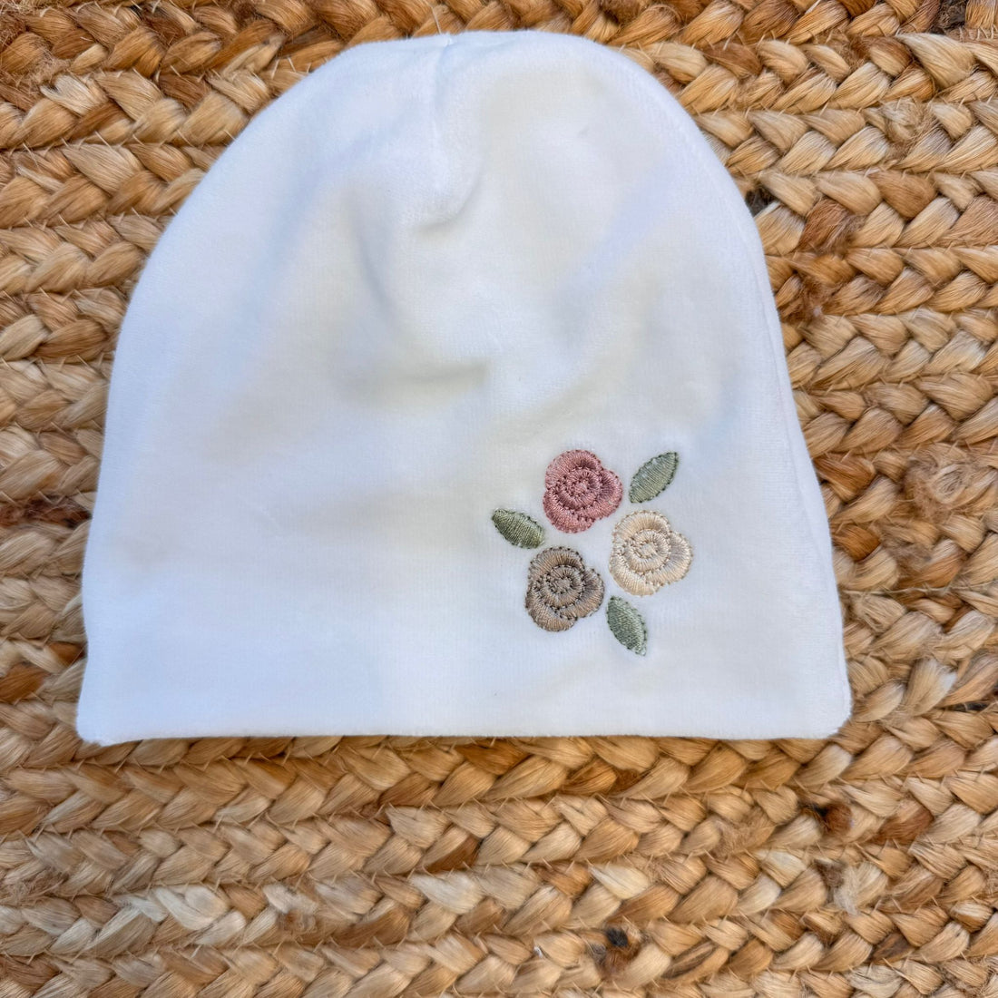 Cappellino neonata in ciniglia bianca con ricamo floreale