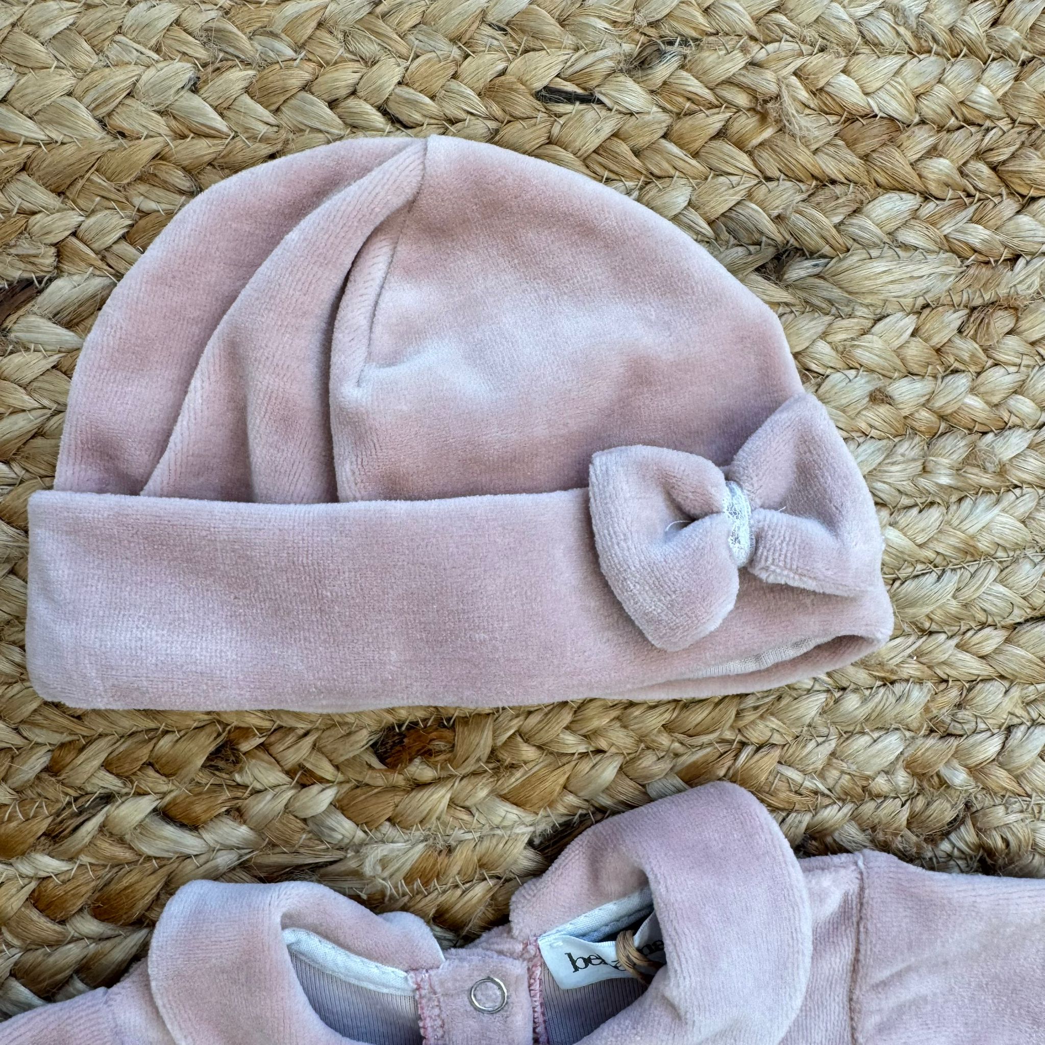Cappellino neonata in ciniglia rosa con fiocco