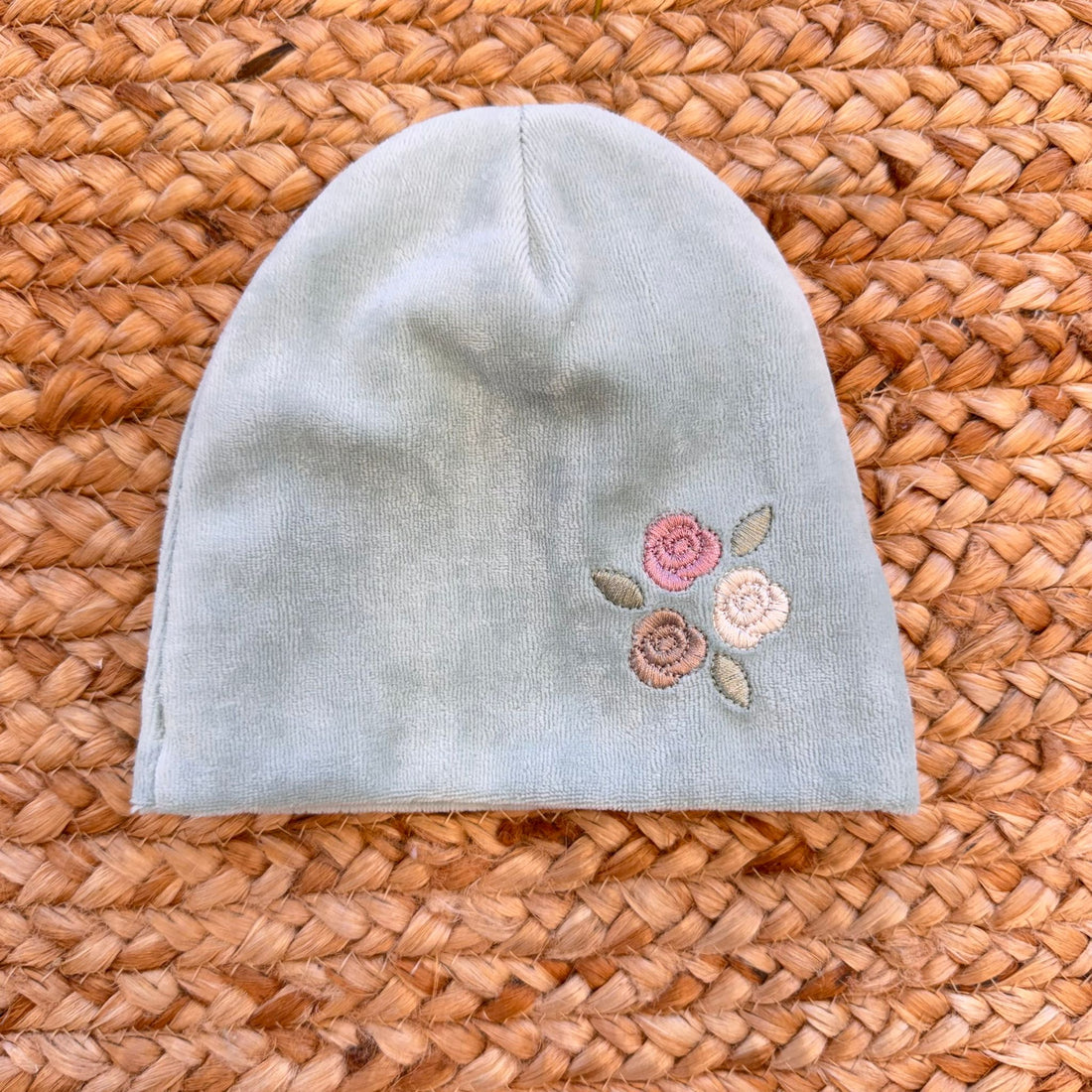 Cappellino neonata in ciniglia verde salvia con ricamo floreale