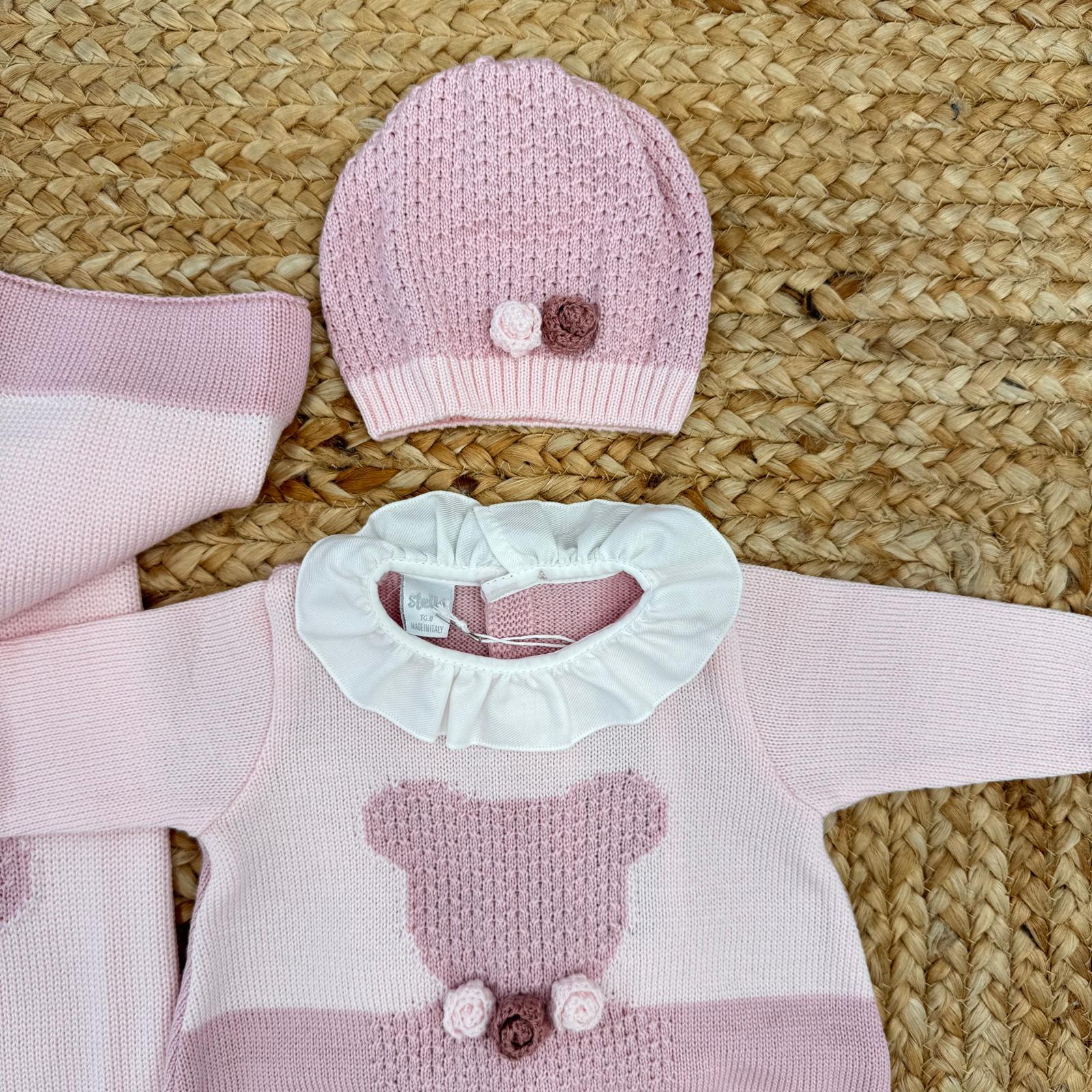 Cappellino neonata rosa in pura lana con fiori crochet applicati