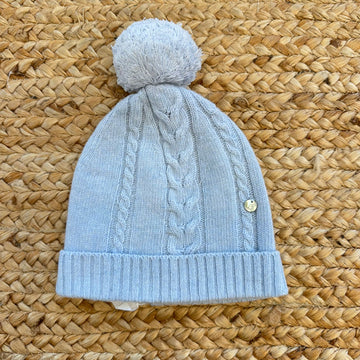 Cappellino neonato azzurro in lana e cashmere con lavorazione a trecce e pon pon