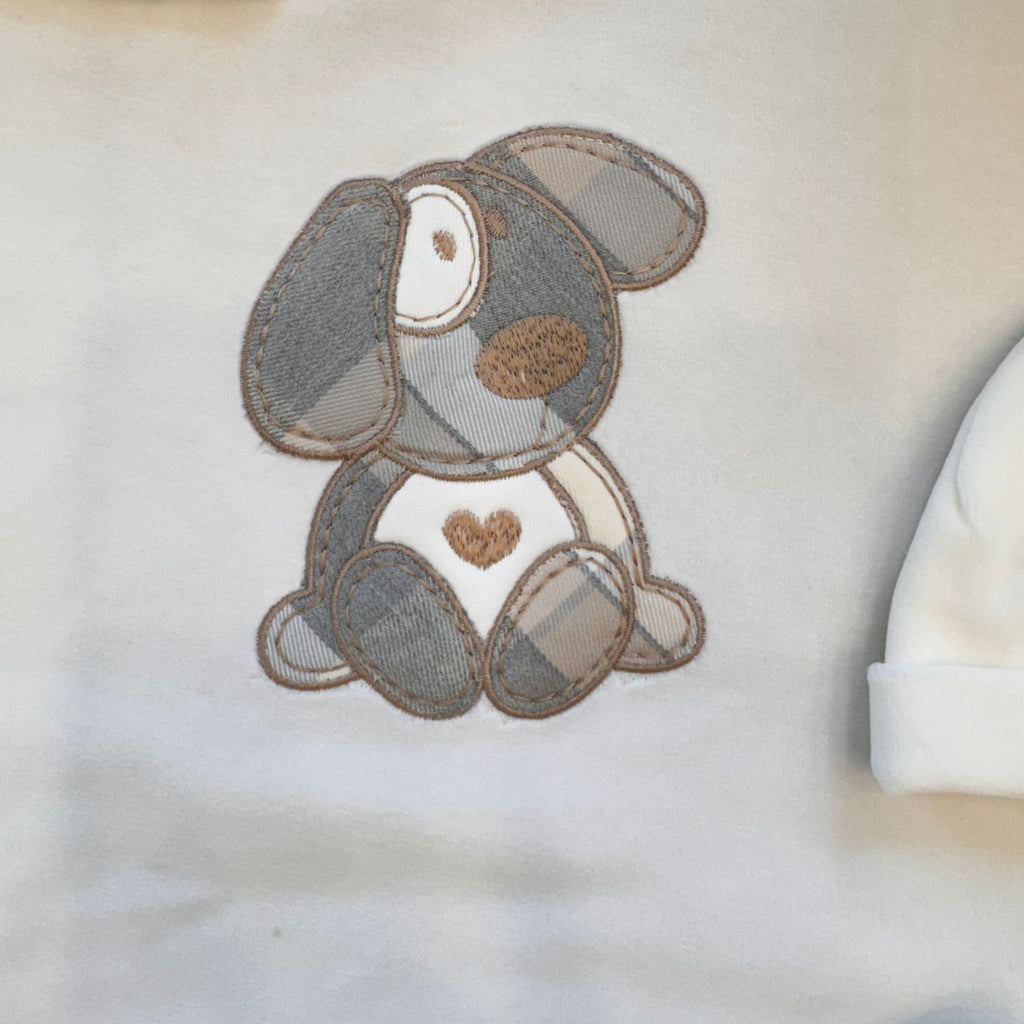 Cappellino neonato bianco con bottoni in legno e dettaglio scozzese