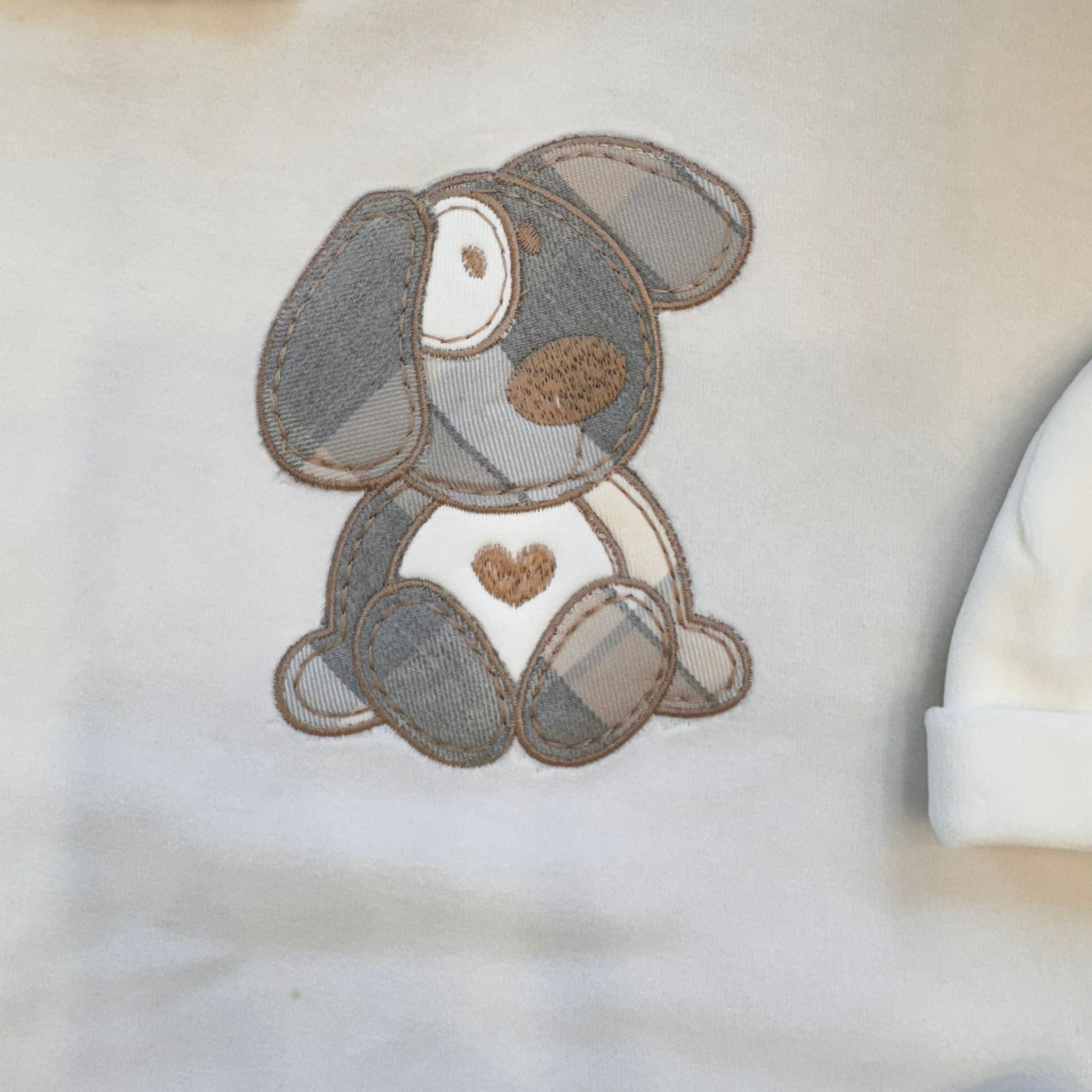 Cappellino neonato bianco con bottoni in legno e dettaglio scozzese