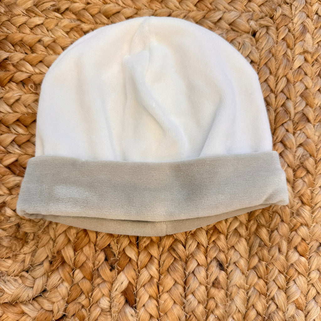 Cappellino neonato in ciniglia bianco e beige