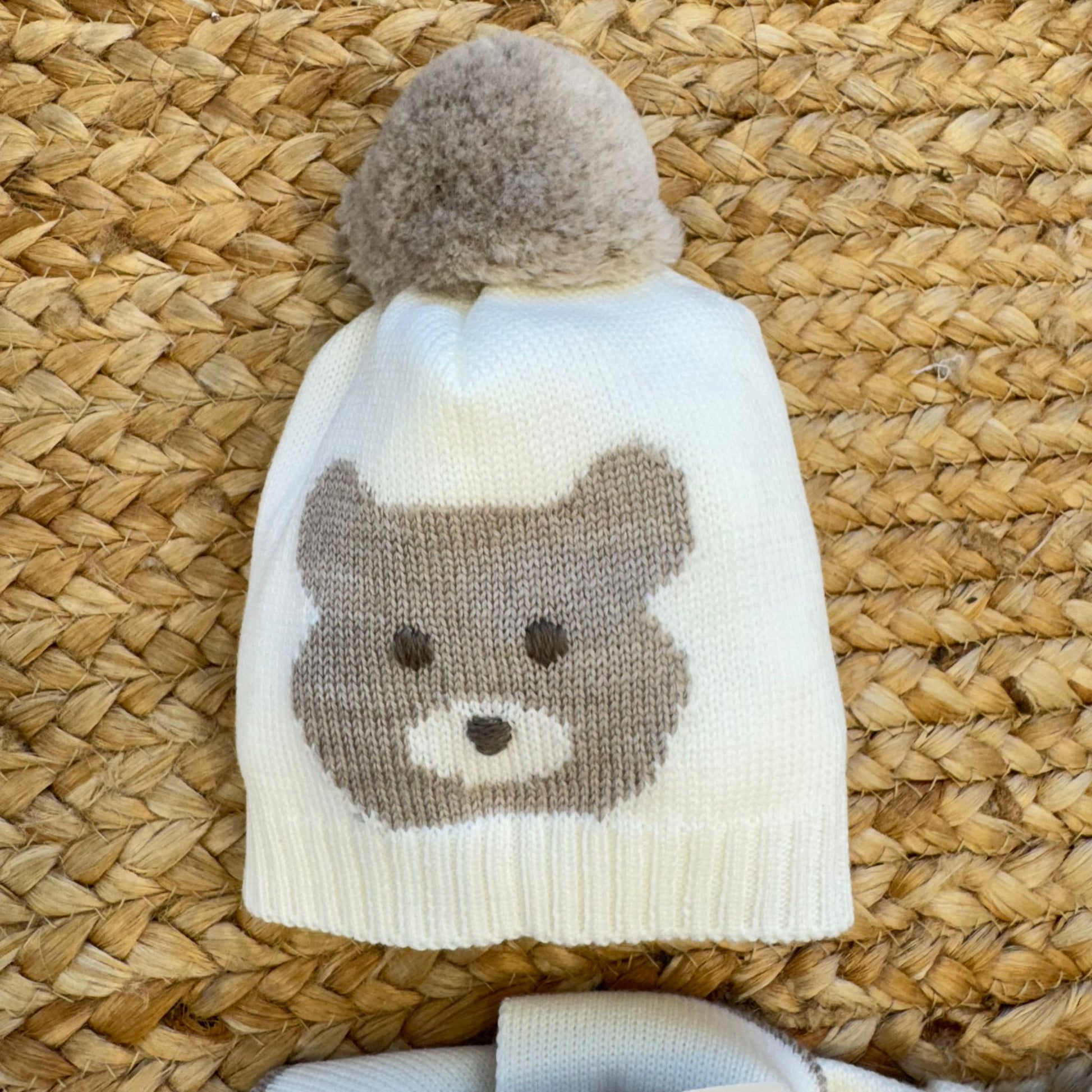 Cappellino neonato in pura lana con pon pon e orsetto ricamato