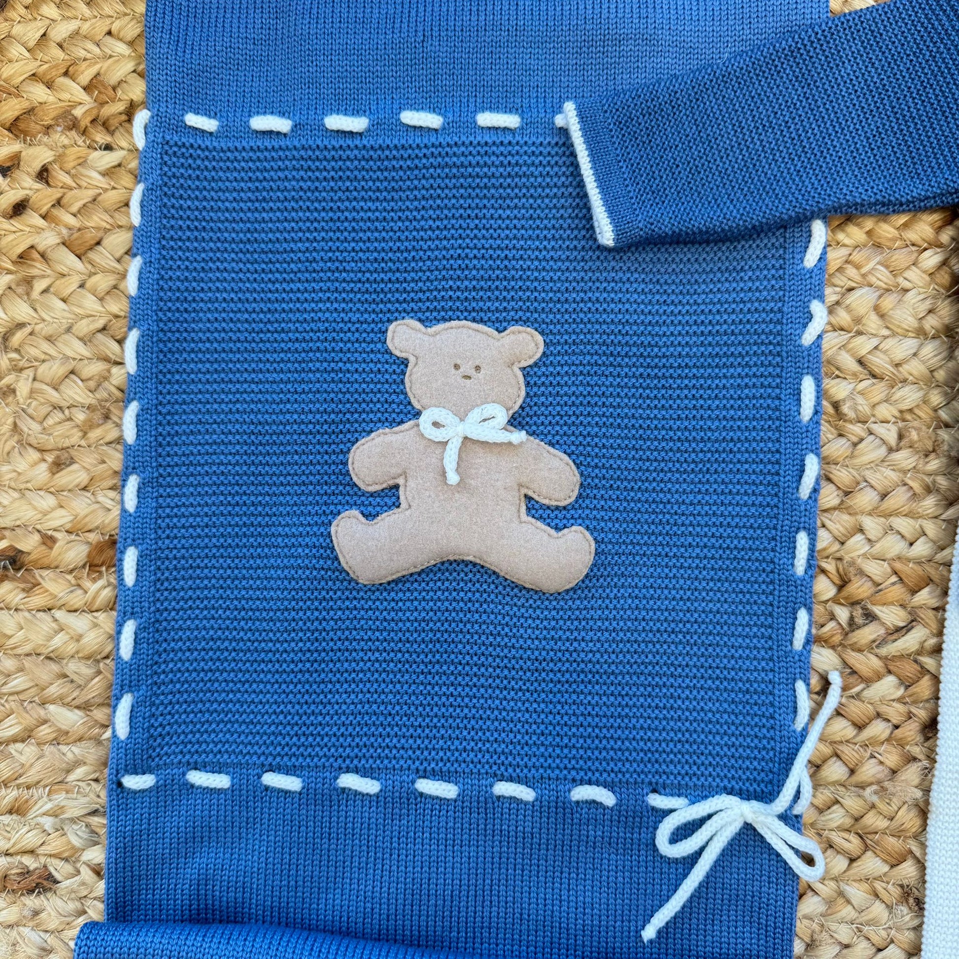 Cappellino neonato pura lana blu con orsetto