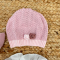 Cappellino rosa in lana per neonata con ricami floreali crochet