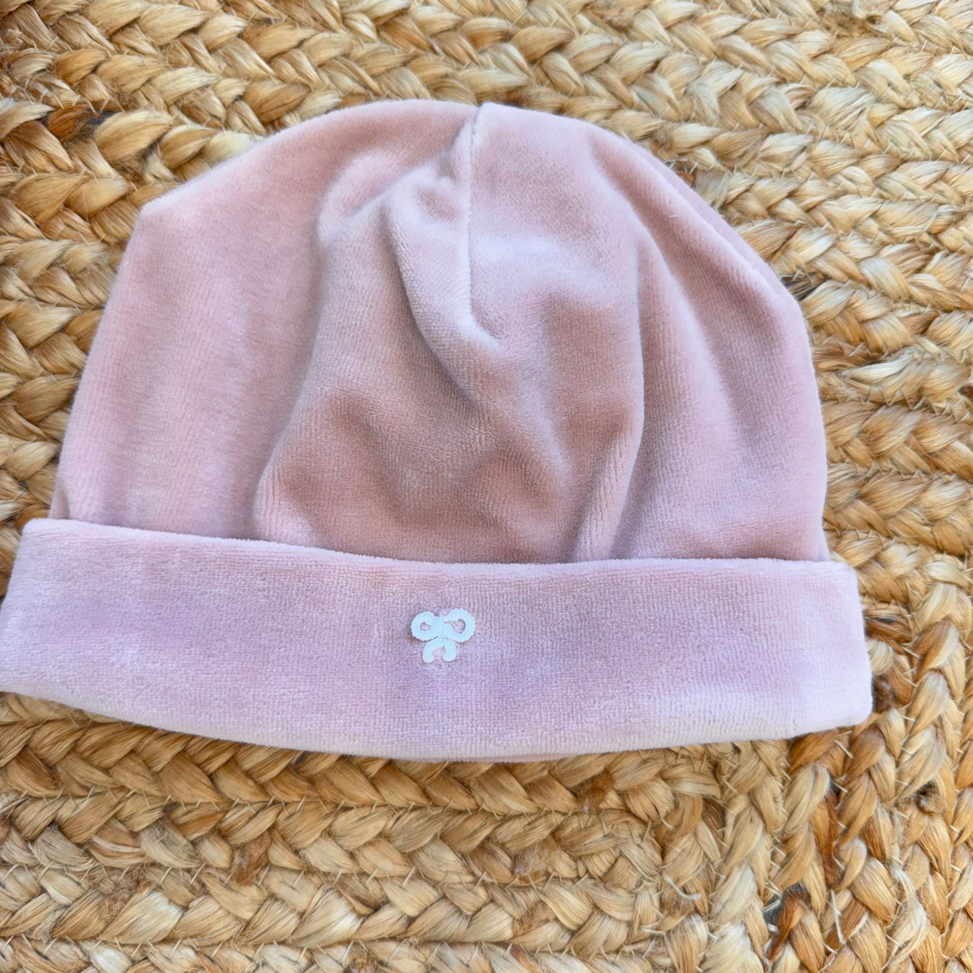 Cappellino rosa neonata in ciniglia con fiocco ricamato