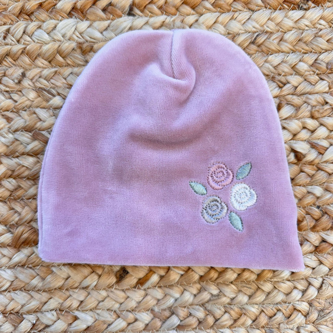 Cappello neonata in ciniglia rosa con ricamo floreale