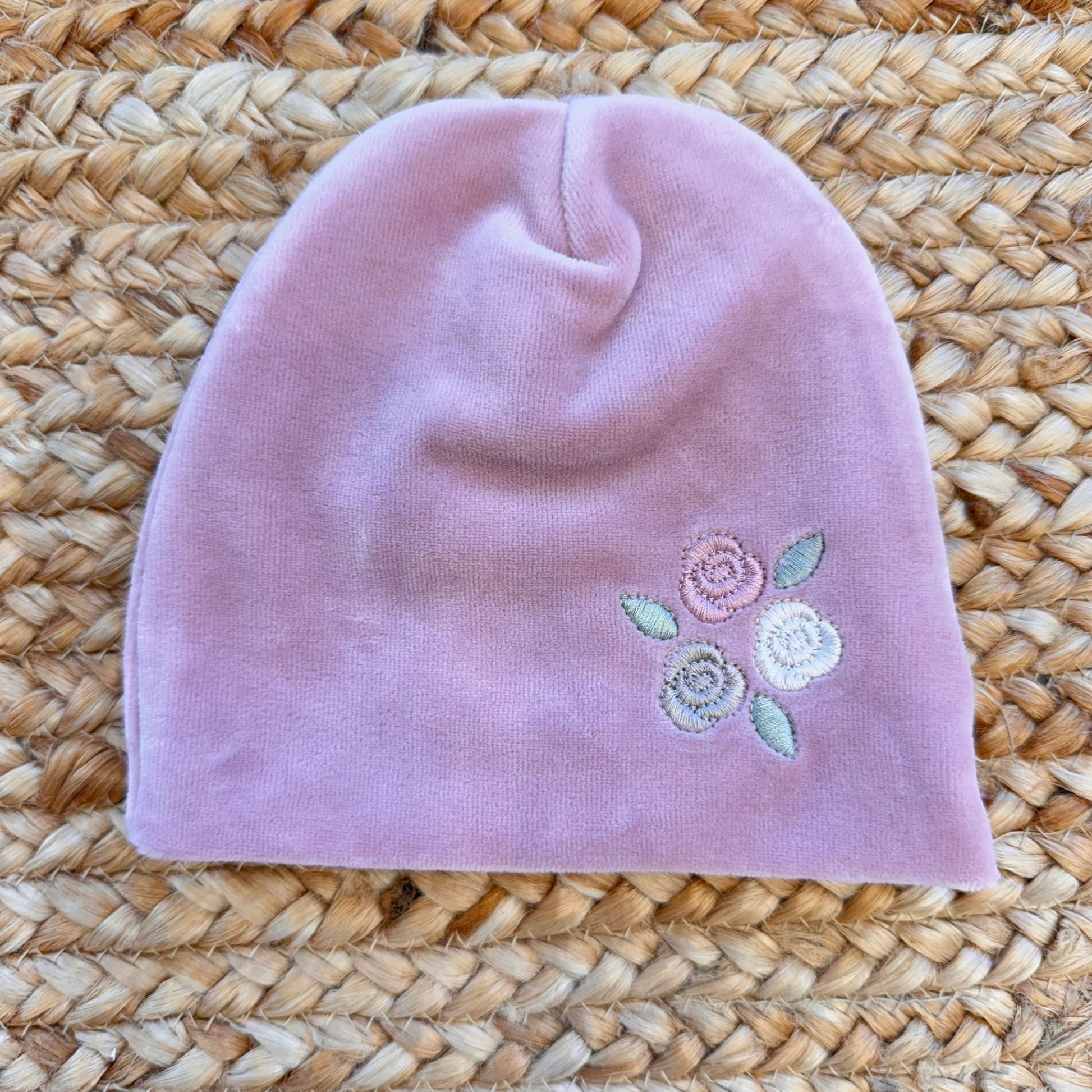 Cappello neonata in ciniglia rosa con ricamo floreale