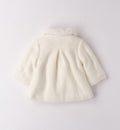 Cappottino battesimo neonata bianco con bottoni e colletto pelliccia – dettaglio