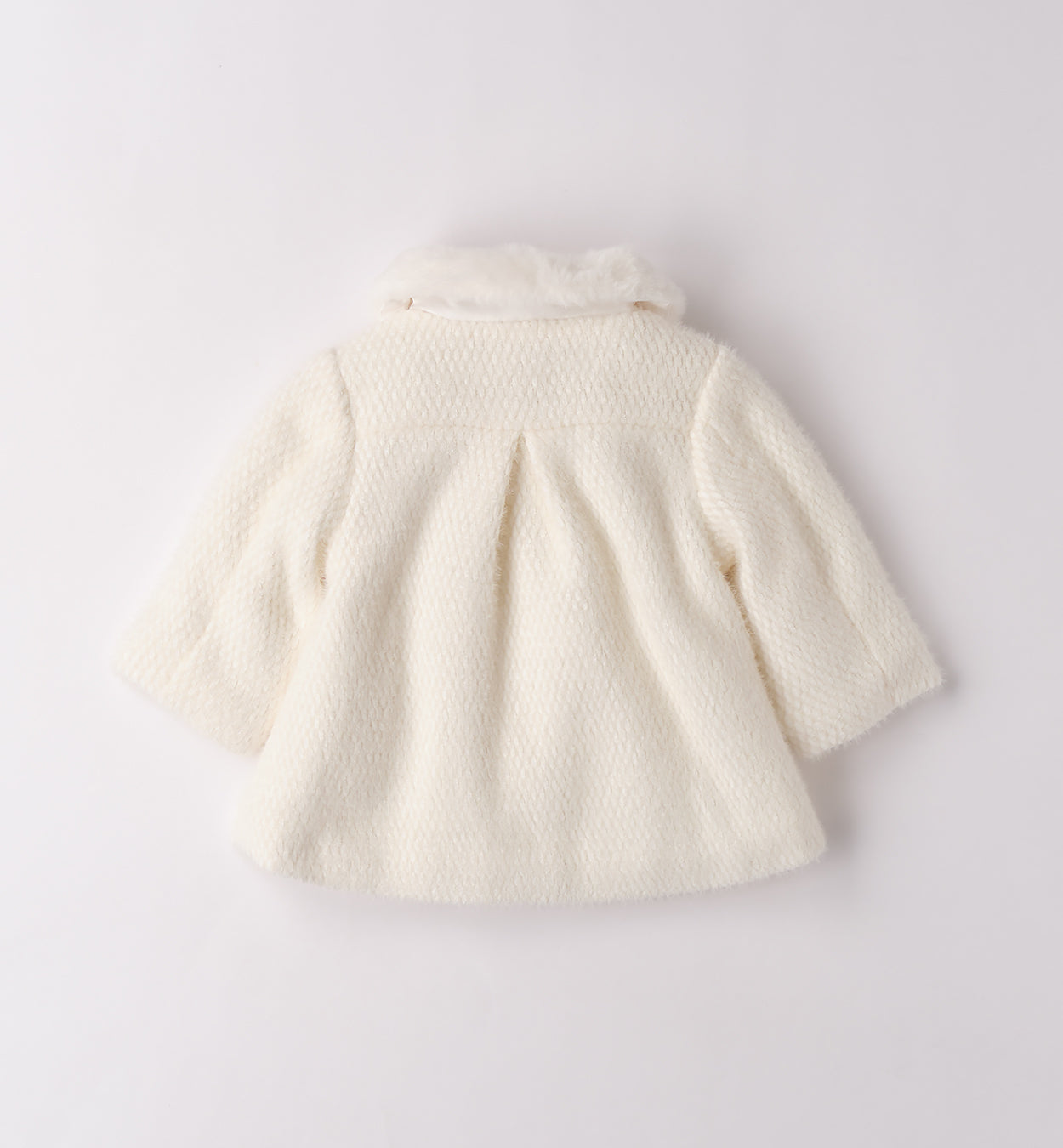 Cappottino battesimo neonata bianco con bottoni e colletto pelliccia – dettaglio