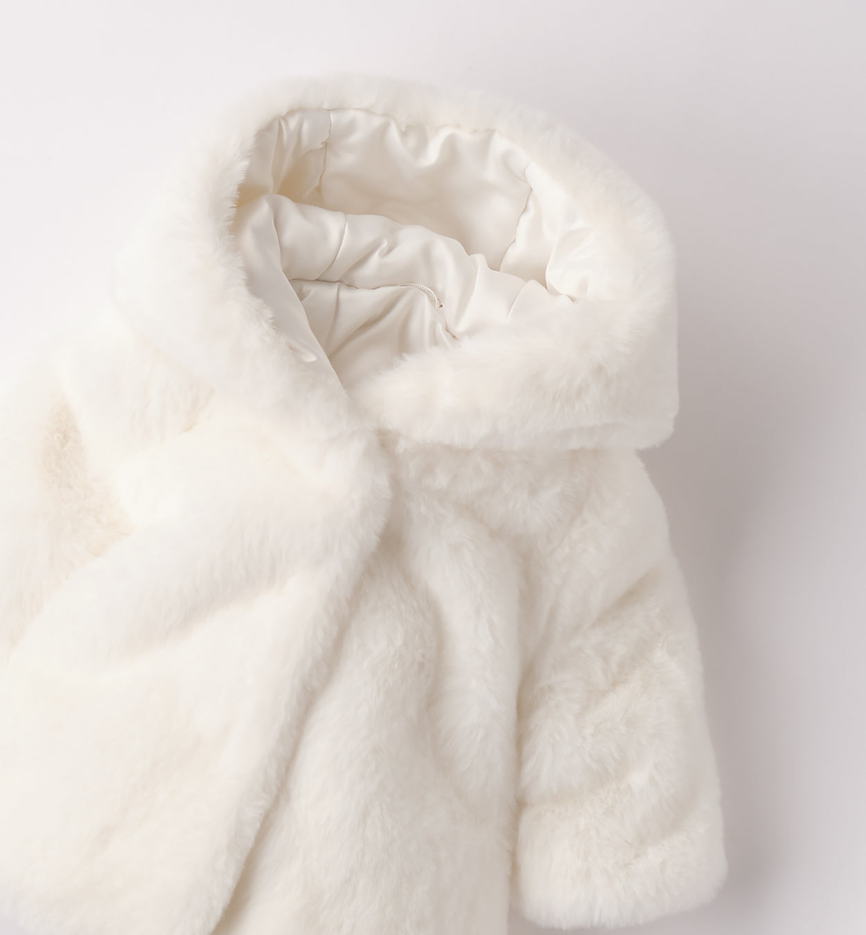 Cappottino elegante bianco per neonata battesimo – dettaglio cappuccio