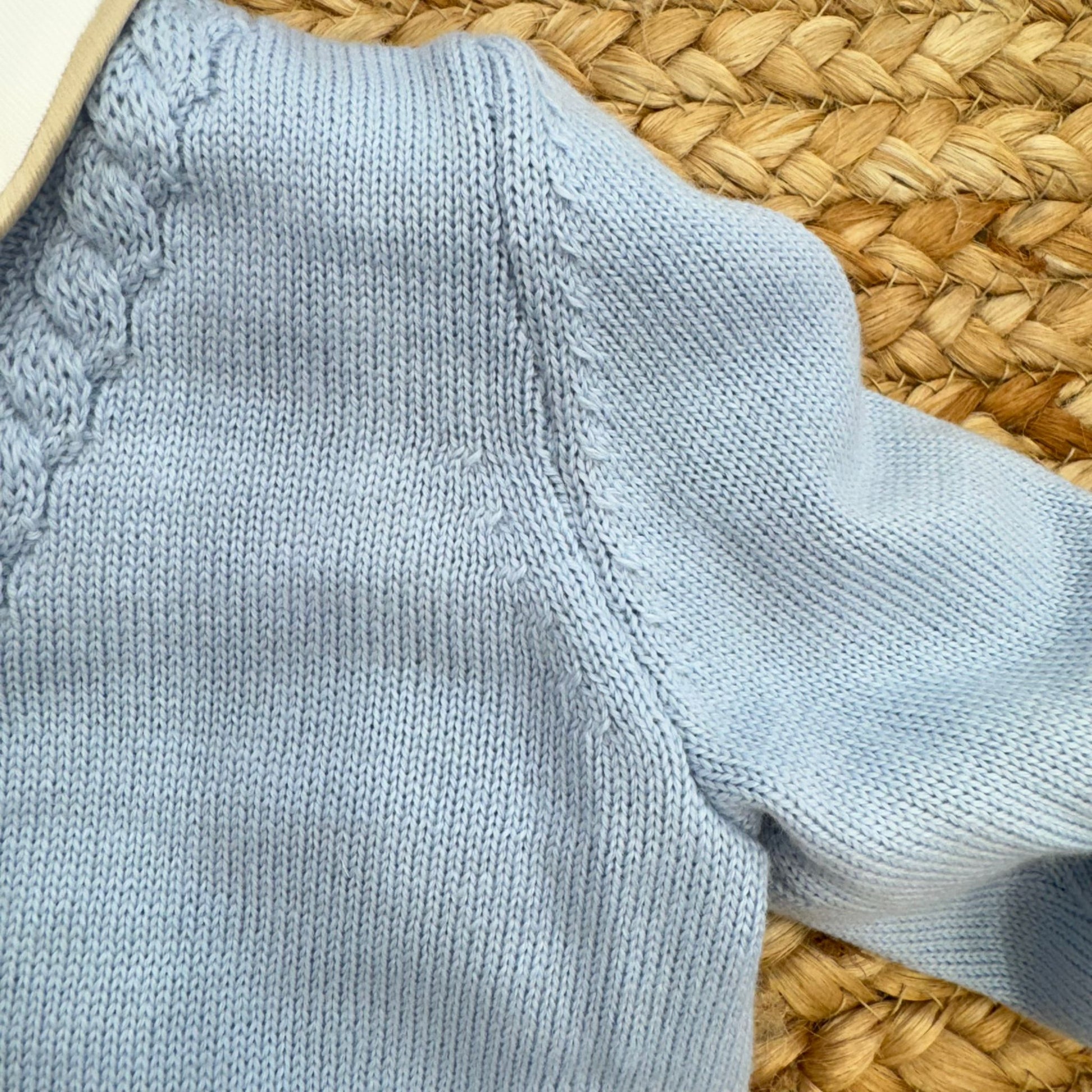 Cardigan azzurro cielo lavorato a trecce completo battesimo neonato