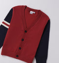 Cardigan bambino rosso e blu navy con righe bianche e rosse sulle maniche vista posteriore