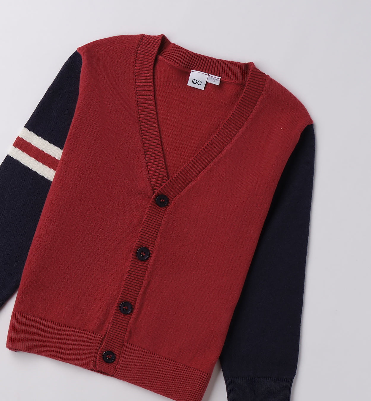 Cardigan bambino rosso e blu navy con righe bianche e rosse sulle maniche vista posteriore