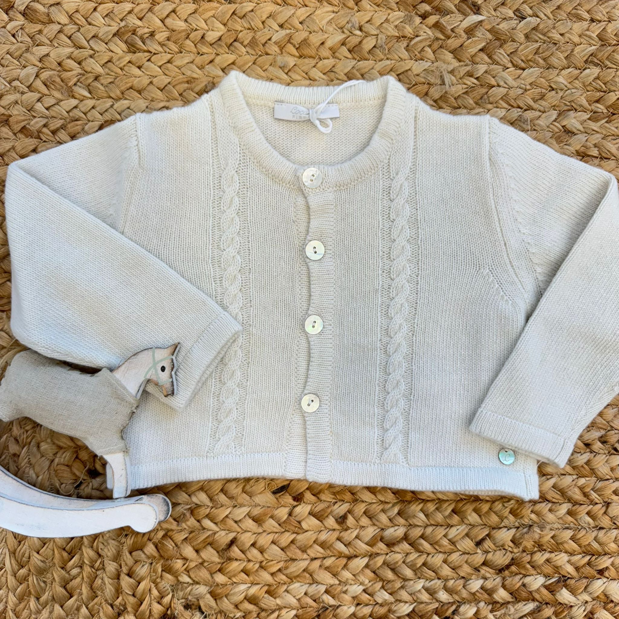 Cardigan neonato panna con trecce sottili e bottoni madreperla
