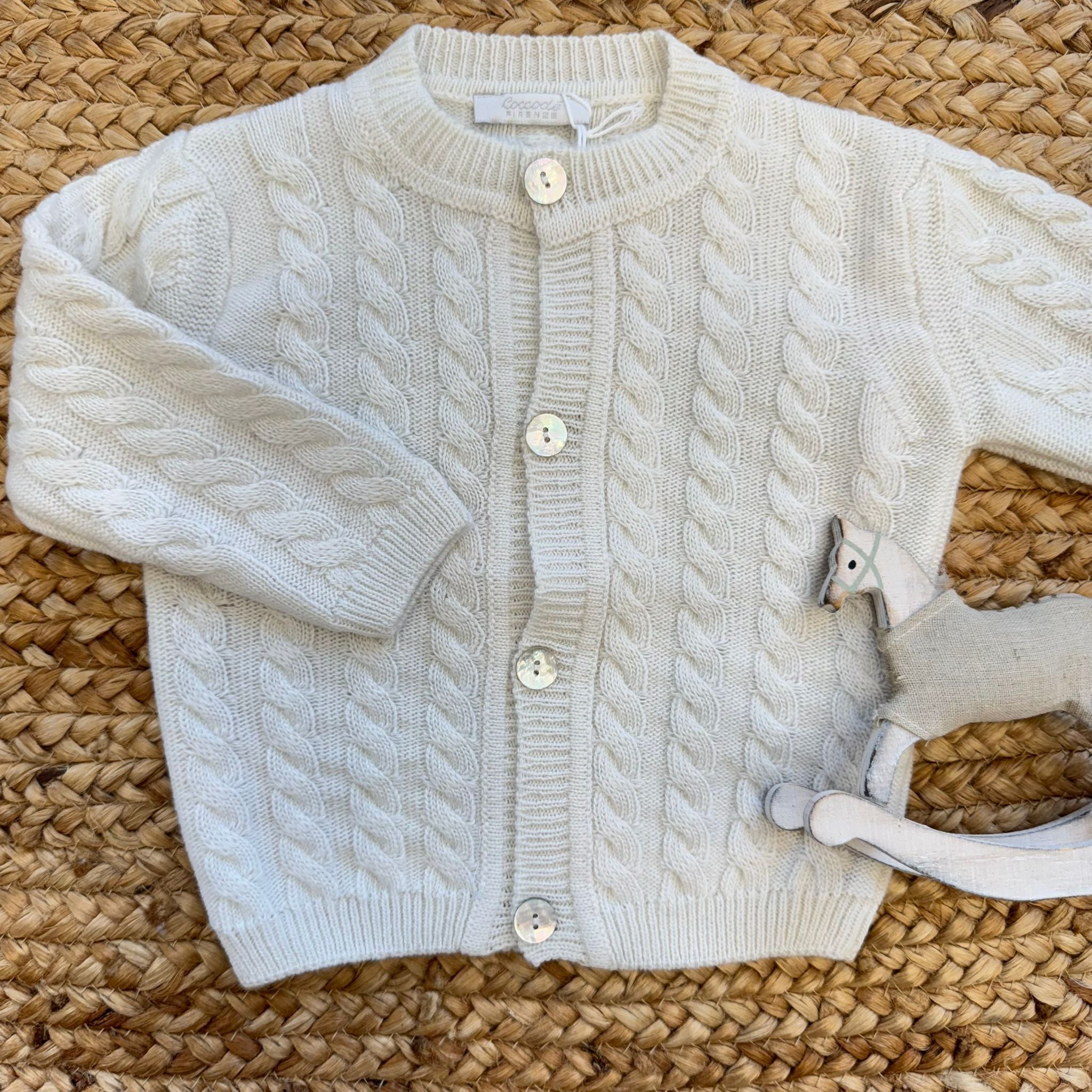 Cardigan neonato panna intrecciato con bottoni madreperla