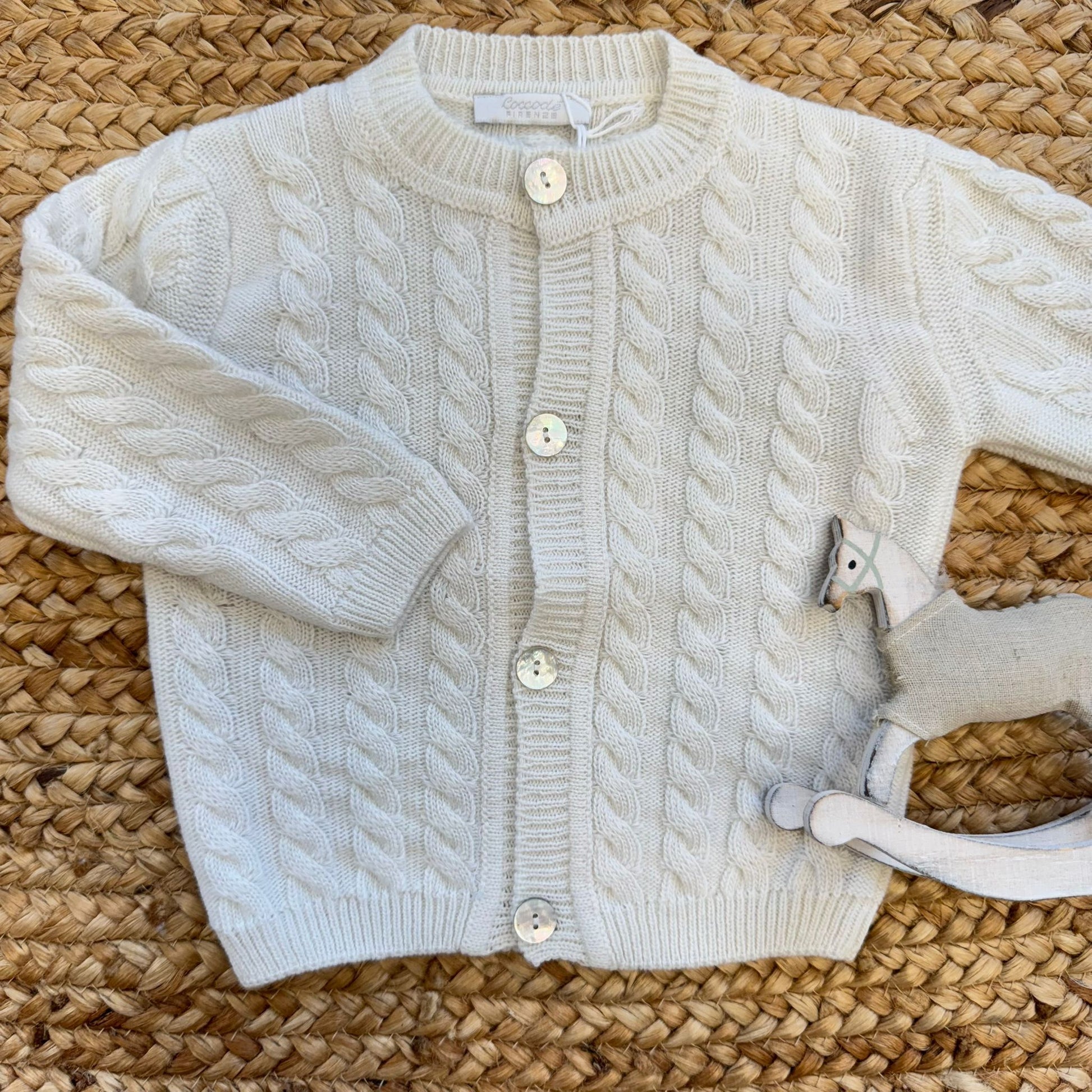 Cardigan neonato panna intrecciato con bottoni madreperla
