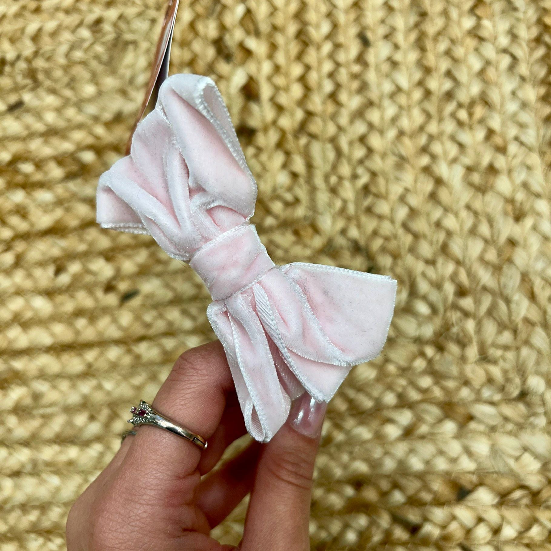 Cerchietto in velluto rosa con fiocco doppio per bimba.