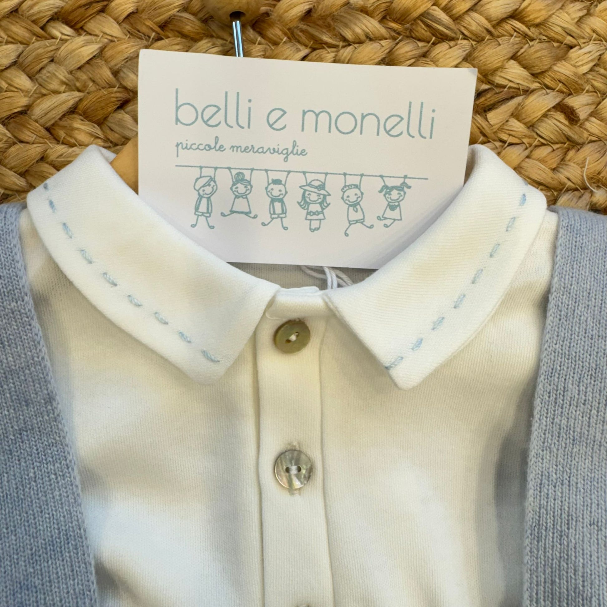 Colletto camicia bianca ricamato della tutina neonato