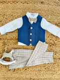 battesimo bimbo, completo elegante, camicia bianca, giacca blu, pantaloni a quadri beige, papillon, bambini, belli e monelli, outfit per occasioni speciali, abbigliamento per bambini.