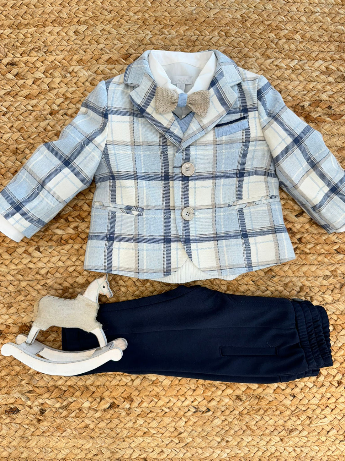 completo elegante da battesimo, giacca a quadri, pantaloni blu, camicia smanicata bianca e azzurra, papillon, abbigliamento bambini, matrimoni, battesimi, belli e monelli.