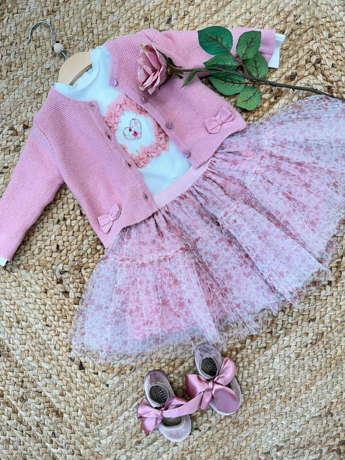 completo rosa, gonna in tulle, Belli e Monelli, outfit bambina, abbigliamento bimba, moda bimbi, completi bimba, eleganza, look principessa, stile trendy, iDO, Minibanda.