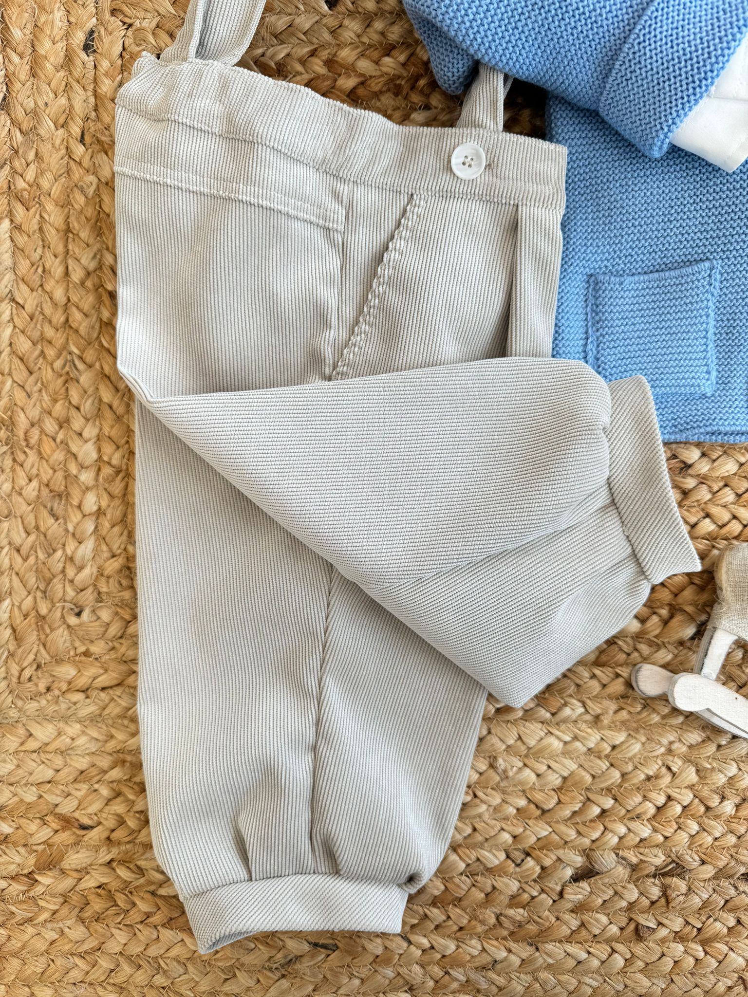 ompleto battesimo bimbo, completo azzurrino e beige bimbo, abito battesimo bimbo, completo elegante bimbo, vestito cerimonia bimbo, giacca azzurrina bimbo, pantaloni beige bimbo, abbigliamento elegante bimbo, belli e monelli.