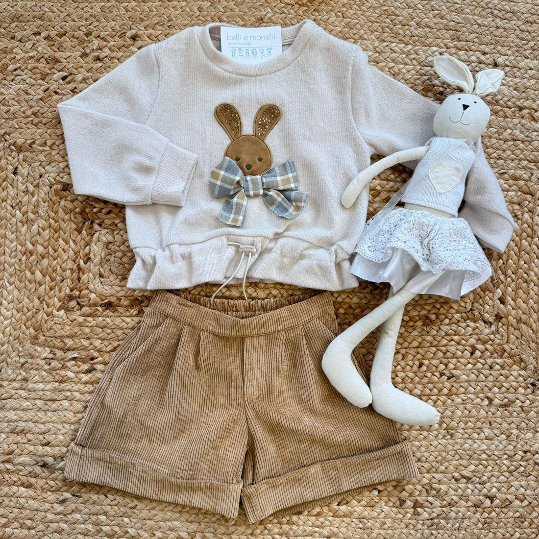 Completo bambina beige con felpa coniglio e pantaloncini velluto cammello