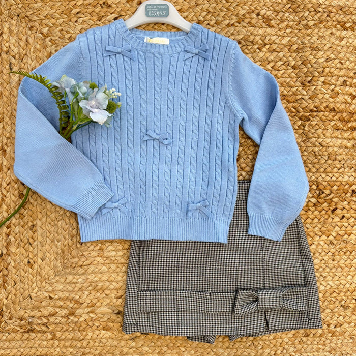 Completo bambina con maglioncino celeste in maglia e gonnellina pied de poule grigia con fiocco