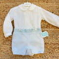Completo battesimo bimbo bianco e celeste con colletto tondo, ricami floreali e pantaloncino corto
