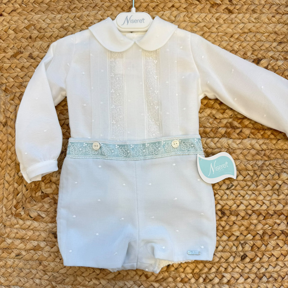 Completo battesimo bimbo bianco e celeste con colletto tondo, ricami floreali e pantaloncino corto