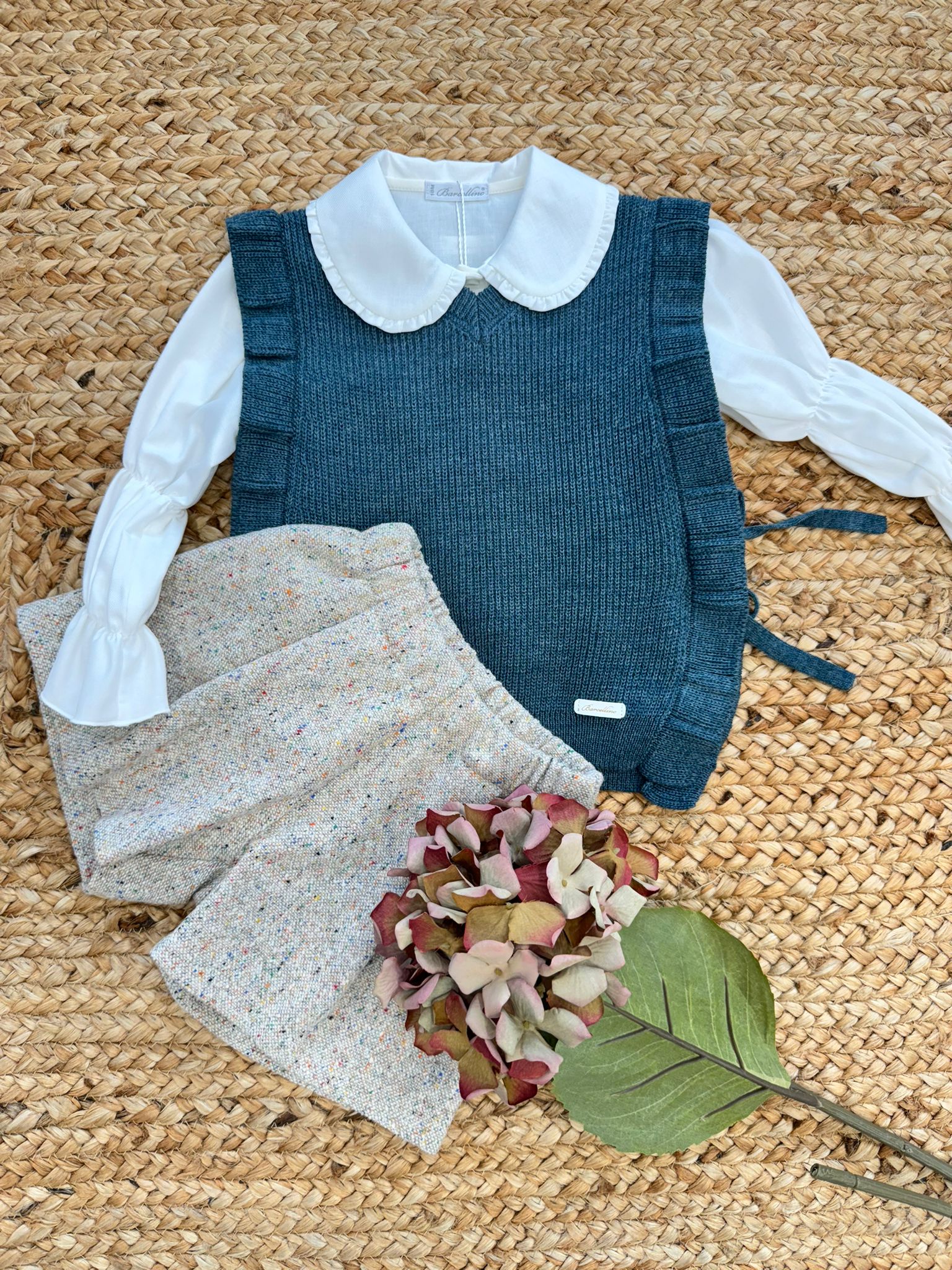 completo bimba in lana, abbigliamento bimba elegante, outfit autunno-inverno bambina, gilet maglia bambina, pantaloncini colorati bambina, abiti bon-ton bambina.