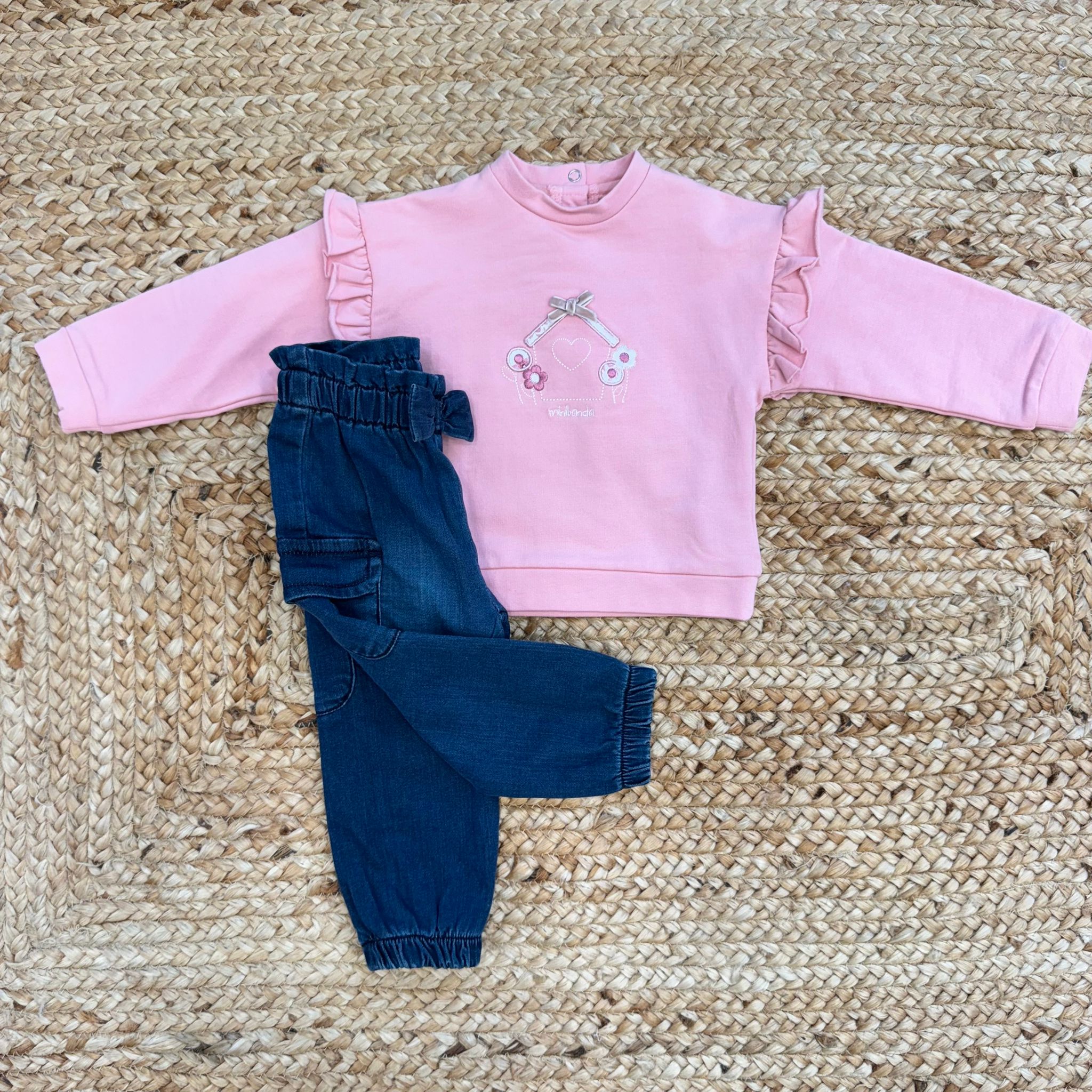 Completo bimba con felpa rosa ricamata e pantaloni jogger denim