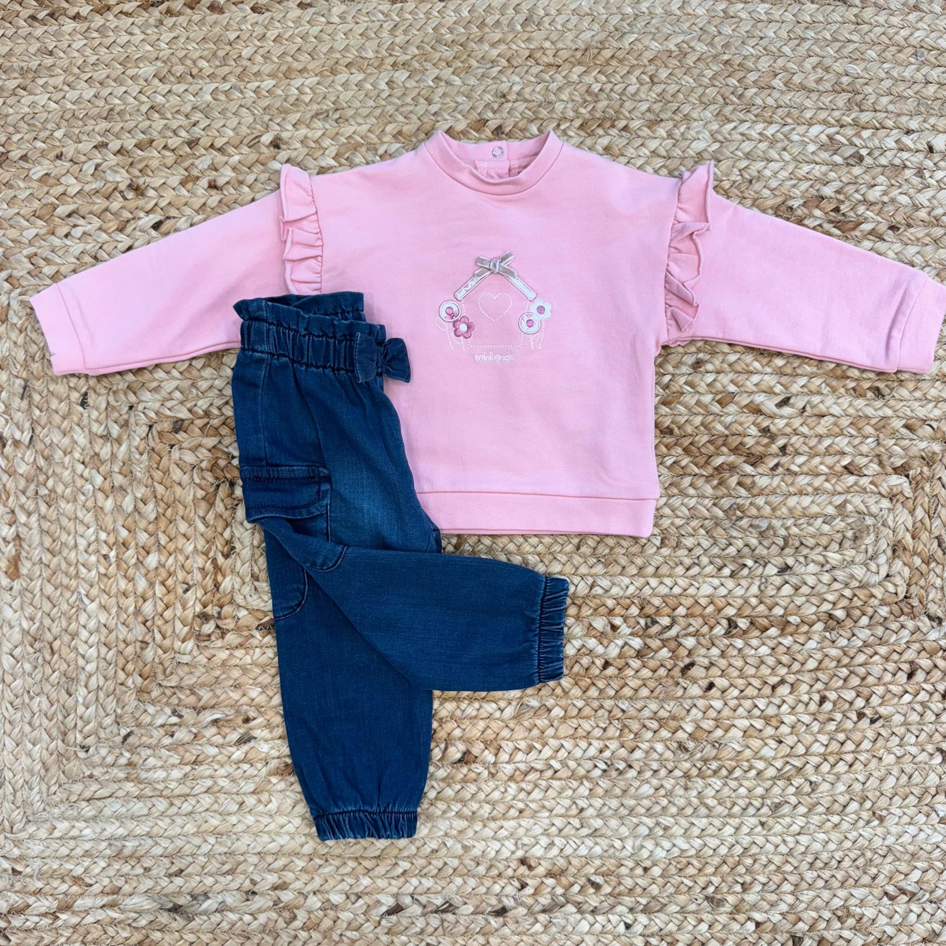 Completo bimba con felpa rosa ricamata e pantaloni jogger denim
